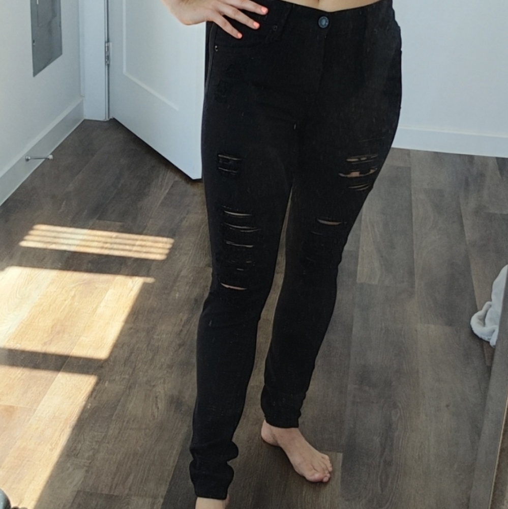 Distressed skinny pants black